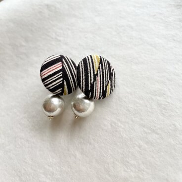 Vintage kimono fabric × vintage paper pearl　くるみボタンイヤリング