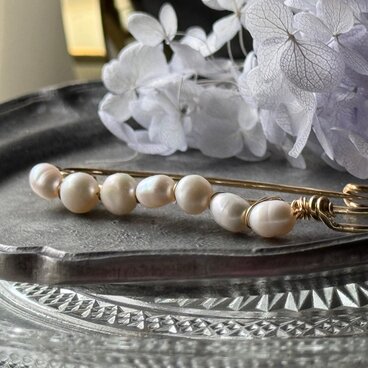 【6月の誕生石】大人の日常を華やかに。淡水パールのストールピン