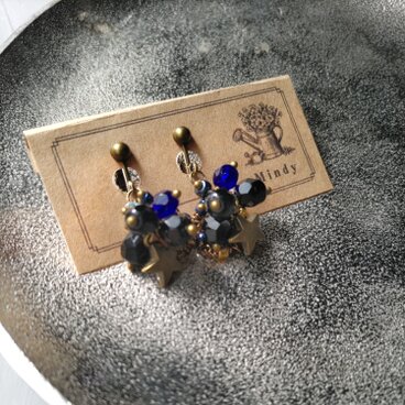 黒い夜空に瞬く、青と星の金古美のアンティークイヤリング　2105025