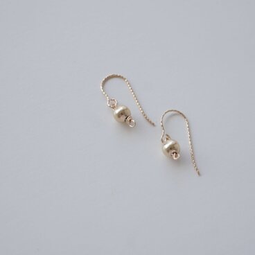 小さな満月 ｜14kgf 小さなフックピアス 上品 シンプル