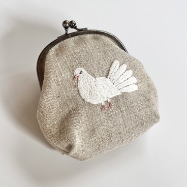 白いクジャクバトの刺繍がまぐち