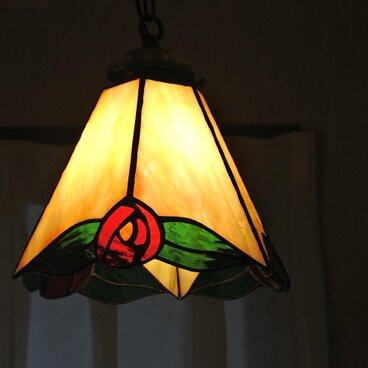 レトロな薔薇のペンダントランプ　ステンドグラス 照明 ランプ ギフト