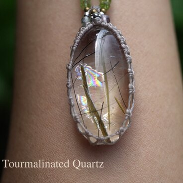 虹入りレア★Greenトルマリンインクォーツ マクラメネックレス2116