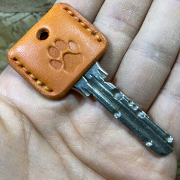 大きい肉球(犬)刻印のキーカバー オレンジ