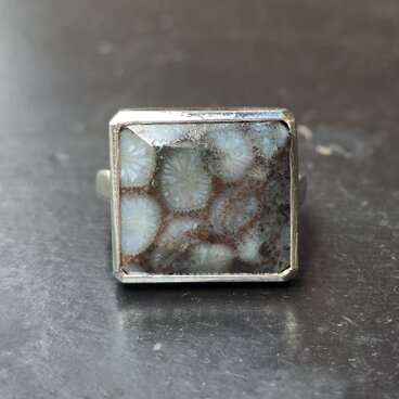 サンゴ瑪瑙　SQ立体カット モノクロームの世界　伏せ込み留　シルバーSV925リング