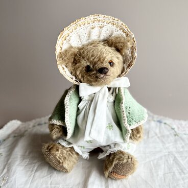 ウイングベアMサイズ(麦わらボンネットと飛び刺繍ロンパース)