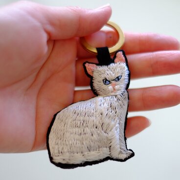 刺繍のチャーム/白猫