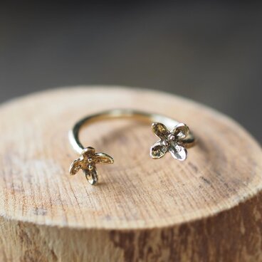 ＊花を纏う・手仕事で作るキンモクセイ(金木犀)・真鍮リング（フリーサイズ）