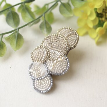 丸モチーフを重ねたオートクチュール刺繍のブローチ、エマ