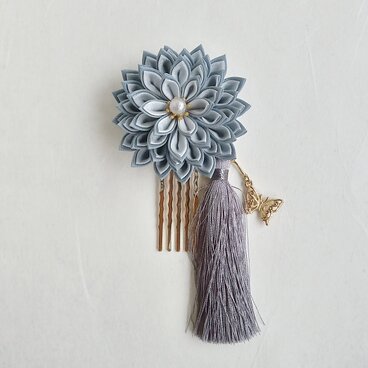 つまみ細工の花と蝶の髪飾り　タッセル付き　グレー　《浴衣、七五三、成人式、着物》