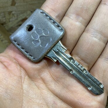 大きい肉球（犬）刻印のキーカバー ルガトグレー