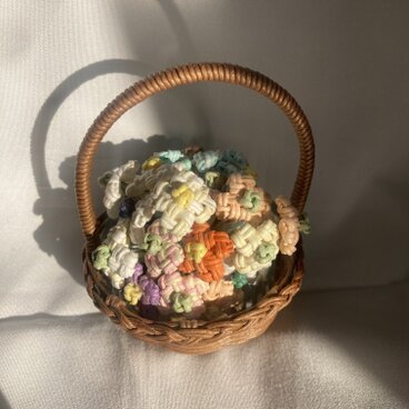【お花増量しました】クラフトバンド製、かごとお花のオブジェ