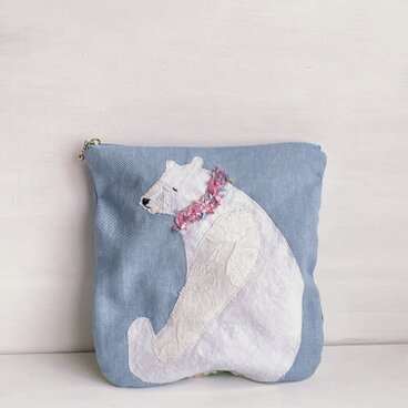 リラックス中のしろクマポーチ