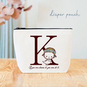 【イニシャル入れ AからZまで！】 かわいいキャラクターが選べる　出産祝い おむつポーチ (イニシャルと花輪ちゃん)