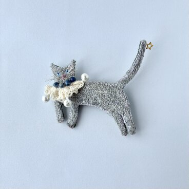 "boku wo youda?" ぼくを呼んだ？　オーガニックウール糸使った刺繍猫ブローチ
