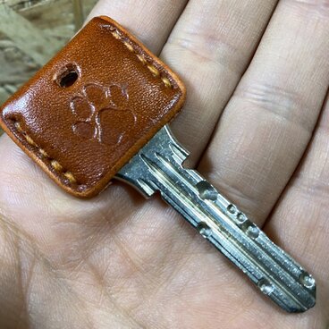 大きい肉球(犬)刻印のキーカバー ルガト橙