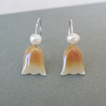 揺れるベルピアス　キャメル