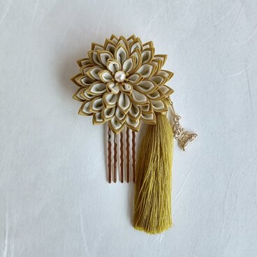つまみ細工の花と蝶の髪飾り　タッセル付き　ゴールド　《浴衣、七五三、成人式、着物》
