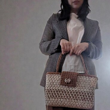 マロングラッセ色の花結びクラフトバンド製ハンドバッグ