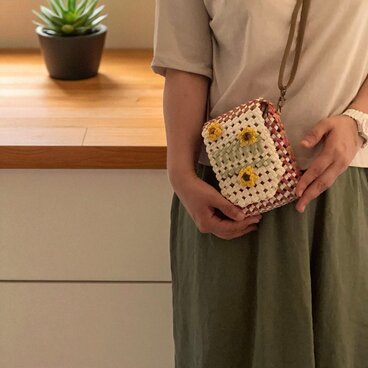 大人可愛いを叶える【クラフトバンド製　ひまわりデザインのスマホショルダー 】