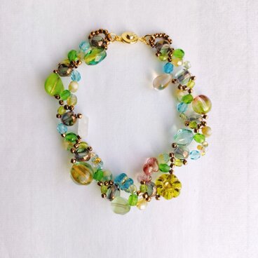 緑のブーケのようなチェコビーズブレスレット