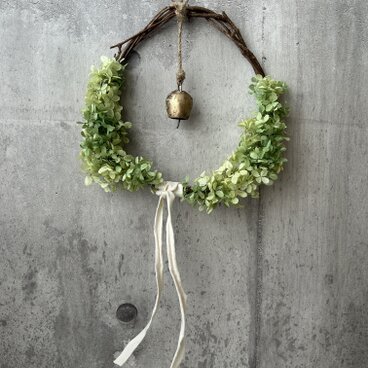 ナチュラルグリーンアジサイとベルのシンプルリース