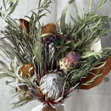 キングプロテアとアーティチョークのワイルドスワッグ