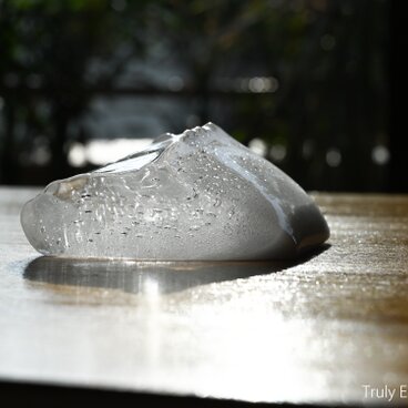 「 白のかおり 」シリーズ、純白透明ガラスのインテリア オブジェ ● 幅奥行き約8cm