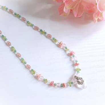 フラワーカラーの天然石 ハートトップのネックレス　Y-2070