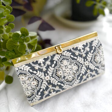 黒サテンに白刺繍を重ねた、華やぎの長財布 No.163