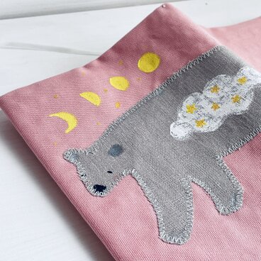 クマと月の満ち欠けブックカバー