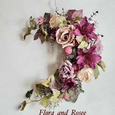 ユリとバラのクレッセントアンティークリース