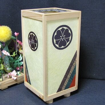 ◆家紋の宿り木=「丸に剣片喰」（家紋変更可）／至福の明り・心温まるひととき／LED昼白色･桧枠造・フイルム加工・軽量／