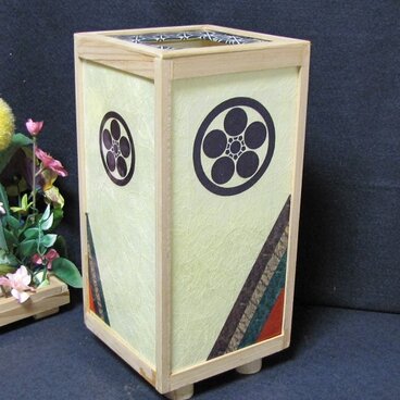 ◆家紋の宿り木=「丸に梅鉢」（家紋変更可）／至福の明り・心温まるひととき／LED昼白色･桧枠造・フイルム加工・軽量／