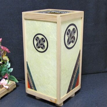 ◆家紋の宿り木=「丸に違い鷹の羽」（家紋変更可）／至福の明り・心温まるひととき／LED昼白色･桧枠造・フイルム加工・軽量／