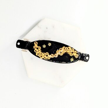 黒漆とゴールドメタルの花のヘアバレッタのコピー