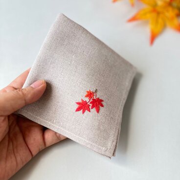 いろはに紅葉｜ソフトリネンの手刺繍ハンカチ（選べる布色・サイズ・名入れ対応）