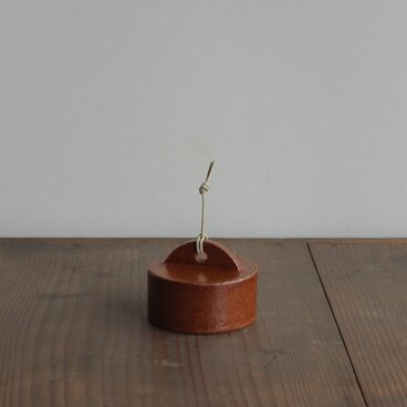 革紐の文鎮 茶1