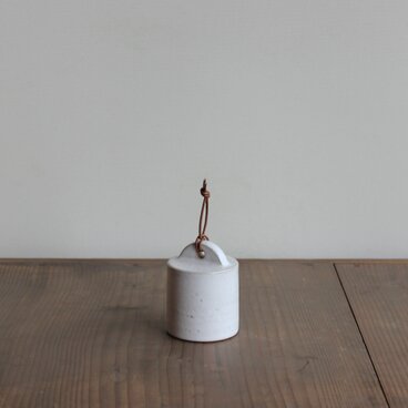 革紐の文鎮 白2