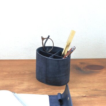 革のペン立て（仕切りつき）