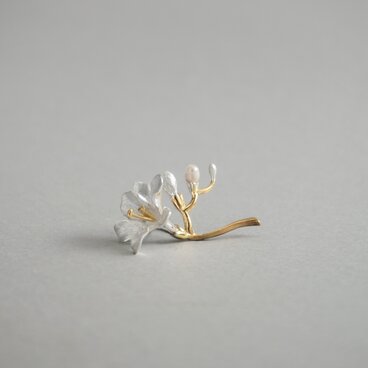 フリージア ブローチ