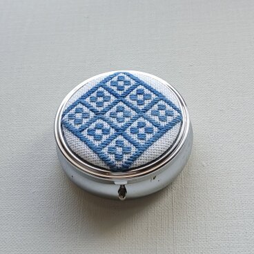 大きめ・こぎん刺しのピルケース（アクセサリーケース）（サークルL・藍色その２）のコピー