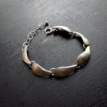 シルバーブレス・チョーカーとおそろいのシンプルデザイン