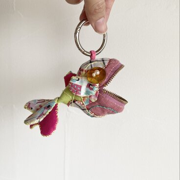 《毎日が楽しくなる》魚バックチャーム "  ピンク　"   /ドールチャーム　no.234