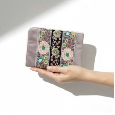【豪華なインド刺繍の通帳ポーチ】１点限定販売/上品で大人可愛い/通帳・カード・お薬手帳/通院ポーチ/カードポケット
