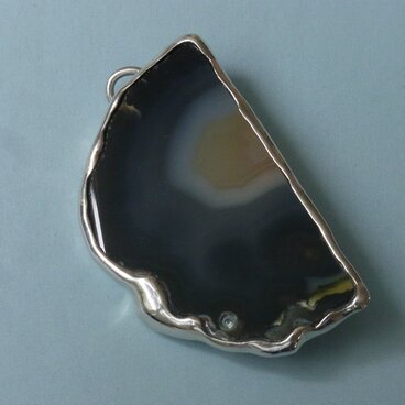 メノウのブローチ