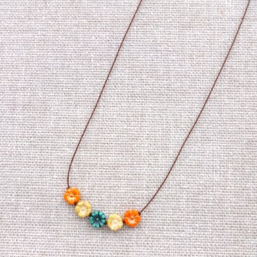 ＊チェコビーズ＆シルクコードのネックレス＊花５輪（ブラウン）＊４５．５ｃｍ～＊