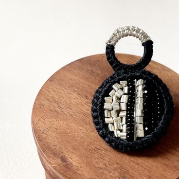 【 黒を愉しみたい日のブローチ 】ﾌﾗﾝｽ刺繍糸とｶﾞﾗｽﾋﾞｰｽﾞの軽いブローチb004