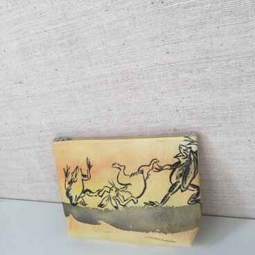 手描き染め　個性的な鳥獣戯画のポーチ