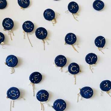 【 小さな「星」のブローチ 】付け外して2通りを楽しむ　小粒ｸﾘｽﾀﾙｸｫｰﾂ　ｲﾆｼｬﾙ　b002「K」